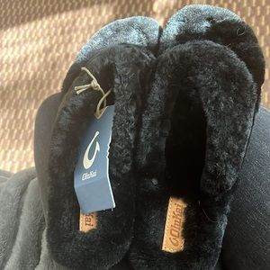 Olukai Kīpe'a Heu Fuzzy Slipper Sandals